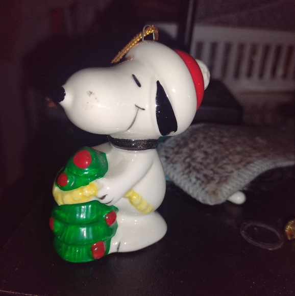 1981 Peanuts Santa Hat Series - Snoopy Decorating Christmas Tree - Picture 3 of 5